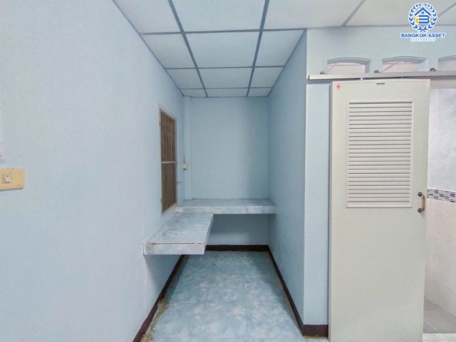 *****ทาวน์เฮ้าส์มือสองย่านนนทบุรี ม.พระปิ่น2 ติด ถ.บรมราชชนนี เนื้อที่กว้างถึง 25.5 ตร.ว. ฟังก์ชัน 2 ห้องนอน 2 ห้องน้ำ 1 ที่จอดรถ บ้านพร้อมอยู่ ข้างบ้านมีพื้นที่ บนทำเลดี เดินทางสะดวก เชื่อมต่อถ.พุทธมณฑลสาย2, ถ.กาญจนาภิเษก ใกล้ม.มหิดล และทางด่วน "ศรีรัช" จองด่วน!